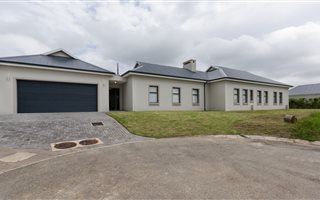 5 Bedroom House in Kraaibosch