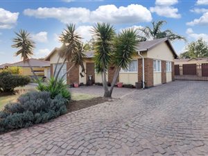 4 Bed House in Estera