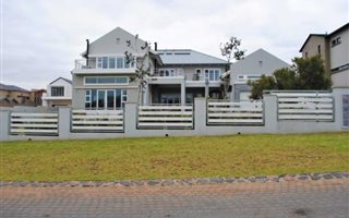 5 Bedroom House in Waterfall Estate