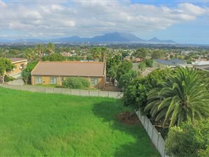 983 m² Land available in Plattekloof
