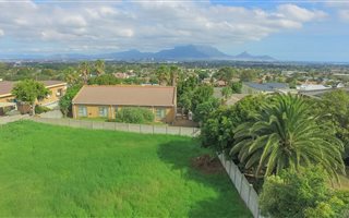 983 m² Land available in Plattekloof