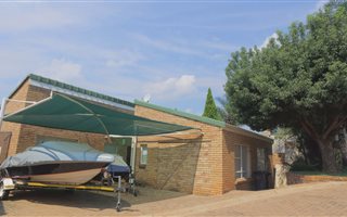 4 Bedroom House in Aqua Vista