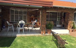 3 Bedroom Simplex in Elma Park