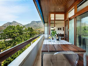 2 Bed Apartment in Tamboerskloof