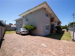 2 Bed Apartment in Wynberg Upper