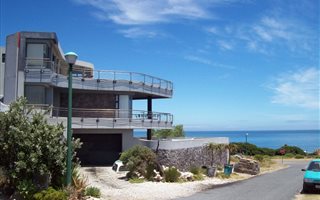 4 Bedroom House in Perlemoenbaai
