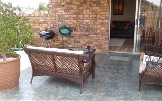 2 Bedroom Apartment in Rooihuiskraal