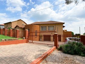 4 Bed House in La Montagne