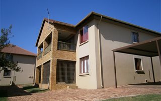 2 Bedroom Townhouse in Willowbrook