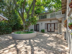 696 m² Commercial space in Saxonwold