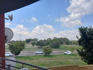 2 Bed Apartment in Rooihuiskraal North