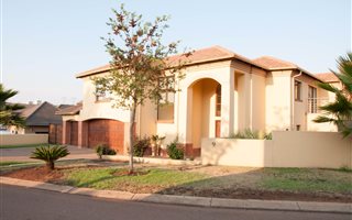 5 Bedroom House in Rietvlei Heights Country Estate