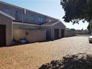 3 Bed Townhouse in Bloubergstrand