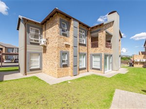3 Bed Apartment in Ruimsig AH