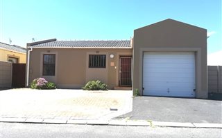 3 Bedroom House in Sunningdale