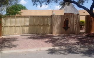 6 Bedroom House in Sterpark