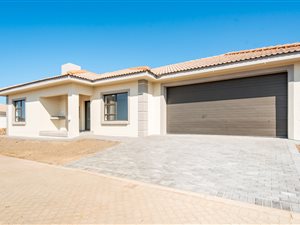 3 Bed House in Dana Bay