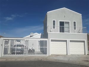 4 Bedroom House in Strandfontein