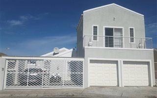4 Bedroom House in Strandfontein