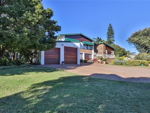 4 Bed House in Mossel Bay Central