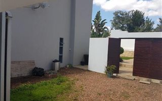 1 Bedroom Garden Cottage in Westdene