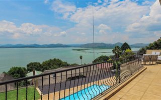 5 Bedroom House in Kosmos