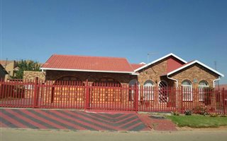 3 Bedroom House in Duduza