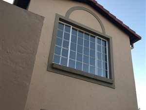 2 Bed Apartment in Heuwelsig Estate