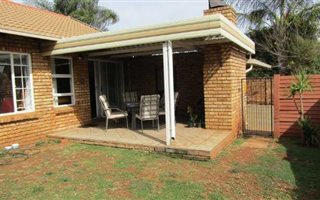 2 Bedroom House in Rooihuiskraal North