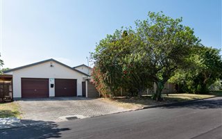 4 Bedroom House in Loerie Park