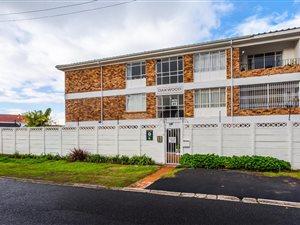 2 Bed Apartment in Wynberg Upper