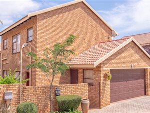 3 Bed Townhouse in Ruimsig