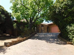 4 Bed House in Kloofendal