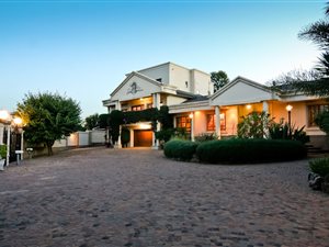 18 Bed House in Senderwood