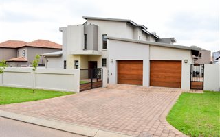 4 Bedroom House in Hazeldean (Silverlakes Surroundings)