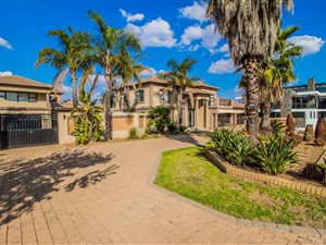 4 Bed House in Helderwyk