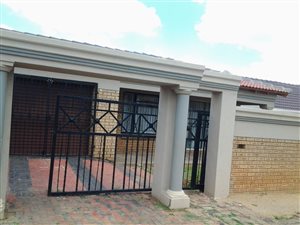 3 Bed House in Protea North