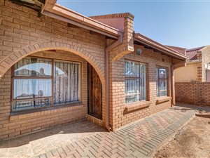 3 Bed House in Protea North