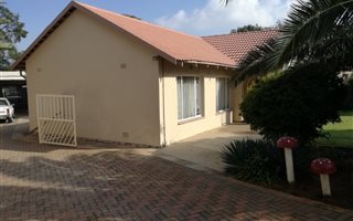 3 Bedroom House in Dan Pienaarville