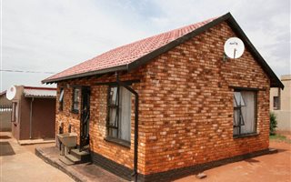2 Bedroom House in Toekomsrus