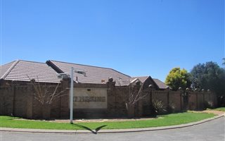 5 Bedroom House in Country View