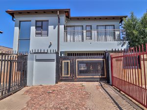 5 Bed House in Lotus Gardens