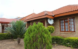 2 Bedroom House in African Jewel