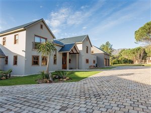 5 Bed House in High Riding Country Estate