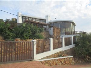 4 Bed House in Santos Bay