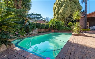4 Bedroom House in Moret