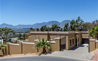 3 Bedroom House in Mountainside