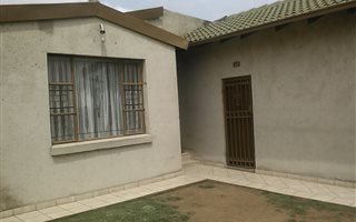 3 Bedroom House in Tembisa