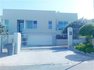3 Bedroom House in Van Riebeeckstrand