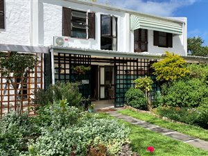 2 Bed Townhouse in Somerset West Central